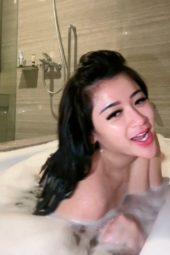 Selebgram Cantik Live Mandi